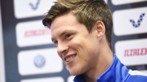 Sauli Väisänen i Helsingfors inför avfärd till VM-kvalmatchen i Kroatien. Sauli Väisänen i Helsingfors inför avfärd till VM-kvalmatchen i Kroatien.