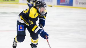 Riikka Välilä håller till i HV71. Riikka Välilä skrinnar med pucken.