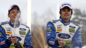 Marcus Grönholm (t.h.) erövrar två VM-titlar tillsammans med kartläsaren Timo Rautiainen. Timo Rautiainen och Marcus Grönholm.