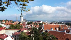 Estland har på måndag öppnat upp sina gränser för invånare från sexton EU-länder. Vy över gamla staden i Tallinn den 25 september 2015.