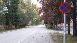 Det här trafikmärket verkar många bilister missa och parkerar bilen på Brandkårsvägen i Grankulla. Brandkårsvägen i Grankulla.