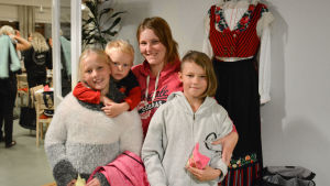 Iniöbon Jessica Blomqvist med barnen Ida, Jasper och Tess. Iniöbon Jessica Blomqvist med barnen Ida, Jasper och Tess.