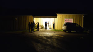 Skärgårdsverkstadens diskussioner pågick till sena kvällen. Iniö församlingshem i höstmörkret.