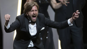 Glädjetjutet då vinnaren av Guldpalmen utsågs. Smokingklädda Ruben Östlund ger upp ett glädjetjut över att The Square vunnit Guldpalmen.