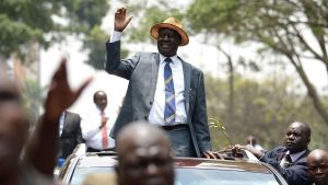 Oppositionsledaren Raila Odinga vinkar till anhängare då han lämnar Högsta domstolen i Nairobi den 1 september 2017. Oppositionsledaren Raila Odinga vinkar till anhängare då han lämnar Högsta domstolen i Nairobi den 1 september 2017.