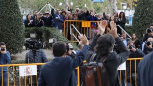 En del anhängare till separatistledarna hade samlats utanför domstolen i Madrid inför domstolsförhandlingen. En del anhängare till separatistledarna hade samlats utanför domstolen i Madrid inför domstolsförhandlingen.