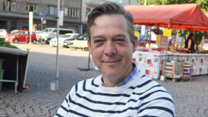I höst ska Riko Eklundh gästspela på Åbo Svenska Teater. Riko Eklundh dricker morgonkaffe på Tölö torg