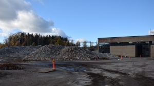 Betongen krossas eller mals och används till att fylla igen gropar och bassänger. Betong från kraftverkets byggnader krossas och återanvänds.