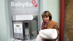 I Tjeckien finns 60 babyluckor runt om i landet. Nästan 100 barn har lämnats in i dem. Den här babyluckan finns i Prag. I Tjeckien finns 60 babyluckor runt om i landet. Nästan 100 barn har lämnats in i dem. Den här babyluckan finns i Prag.