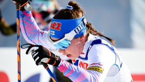 Kerttu Niskanen var bästa blåvita åkare i Toblach. Längdåkaren Kerttu Niskanen stakar sig koncentrerat fram.