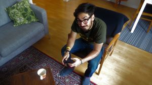Adrian Perera godkände manuset men har annars inte varit involverad i radiobearbetningen. Adrian Perera spelar Playstation.