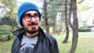 Bara en kort tid efter att Adrian flyttade till Göteborg demonstrerade nazisterna i staden. Då kände han sig tvungen att höja rösten. Adrian Perera står utomhus.