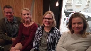 Sonja Kailassaari, författaren Michaela von Kügelgen, psykoterapeuten Heli Vaaranen och Mårten Svartström. Mårten Svartström, Heli Vaaranen, Michaela von Kügelgen och Sonja Kailassaari