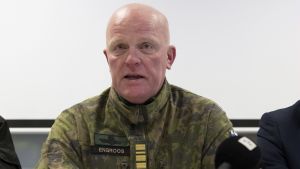 Jörgen Engroos, stabchef vid Nylands brigad, på presskonferens 26.10.2017
