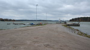 Enligt skissen skulle en allmän bastu byggas ute på ändan av piren och ett utebad till höger. Strand i Pargas, Malmstranden.