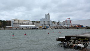 Kalkhamnen ligger nära intill. Industribyggnader vid stranden i Pargas centrum.