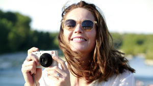 Smile! Så tar jag ett foto. Anne (Diane Lane) i närbild när hon skrattar och fotograferar.