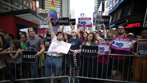Trumps beslut ledde till protester. Folk protesterar mot Trumps beslut att itne tillåta transpersoner tjänstgöra i militären.
