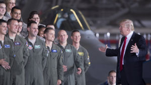 Donald Trump har sagt att han bryr sig mer om USA:s soldater än någon annan president i landets historia. Donald Trump talar till soldater 15 spetember 2017.