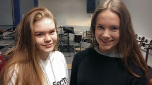 Just nu övar vi inför Lucia. Den som inte vill vara med i Luciatåget får sjunga i kören. Då blir det inte så nervöst, säger Lova Byggningsbacka Joanna Mattbäck. Lova Byggningsbacka och Joanna Mattbäck går på ettan i Korsholms gymnasium.