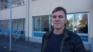 I Kristinestad säger Anders Wahlberg att det är tillåtet att simma i burkini i stadens simhall men att det inte är ofta som någon gör det. Anders Wahlberg står utanför simhallen i Kristinestad.