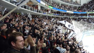 Åboborna har fått bege sig ut till Artukais för att heja på TPS, men i fortsättningen kanske ishallen finns mitt i centrum. Ishockeypublik applåderar i Åbohallen.