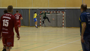 Romeo Nyberg utnyttjar Hickens enda friläge i matchen. Cocks målvakt Kalle Alander är chanslös. HIK:s Romeo Nyberg gör mål på Cocks Kalle Alander.