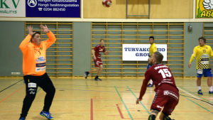Cocks Teemu Tamminen lyfter bollen i mål över HIK-målvakten Johan Ståhlberg. Cocks Teemu tamminen kippar bollen över HIK:s Johan Ståhlberg.