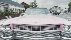 Vaaleanpunaisen Cadillacin dollarihymy.