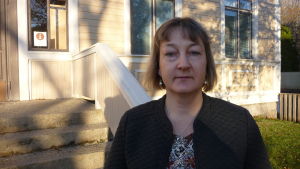 Anne Lillträsk. Ekonomichefen Anne Lillträsk står utanför stadshuset i Kaskö.