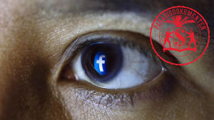 Ett öga med en spegling av Facebooks logo i irisen.