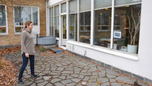 Elevernas alster ställs ut i Malms skolas fönster. T.v. Annika Norrgård. Eleverna i Malms skola deltar i Lux Archipelago.