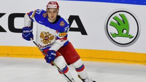 Vadim Sjipatjov en bekant syn i ryska landslag. Vadim Sjipatjov med pucken