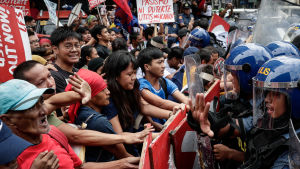 Hundratals demonstranter drabbade samman med kravallpolis i Manila under protester mot Donald Trump och Asean