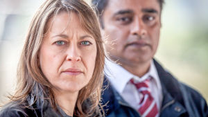 Uusi brittiläinen jännityssarja kuvaa rikostutkijoiden työtä kahden jutun parissa. Päärooleissa nähdään Nicola Walker ja Sanjeev Bhaskar.
