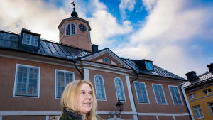 Katarina Lind har redan börjat fundera på sitt tal. I bakgrunden Gamla rådhuset i Borgå, där lucia kröns den 13 december. Yle Östnylands programvärd Katarina Lind