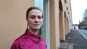 Malin Gustavsson tror att en vit kristen heterosexuell medelålders man från medelklassen som är akademiker utan funktionsvariationer och bor i Helsingfors med finskt pass, fast jobb, fru och familj sannolikt är blind för många minoriteter. Malin Gustavsson jobbar med jämställdhetsfrågor.