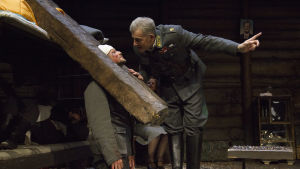 General Bokke utövar makt. På bilden Peter Kanerva och Joachim Wigelius. Foto från Vinterkriget - here we go again på Lilla Teatern.