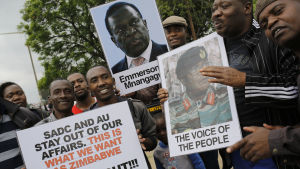 Flera av demonstranterna som deltog i lördagens massprotester hade med sig plakat till stöd för Emmerson Mnangagwa. Flera av demonstranterna som deltog i lördagens massprotester hade med sig plakat till stöd för Emmerson Mnangagwa.