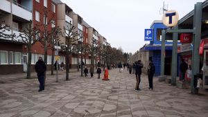 Att bo i stadsdelen Tensta kändes inte som att bo i Sverige, tycker Odai Rahman. Gågata utanför T-stationen i Tensta.