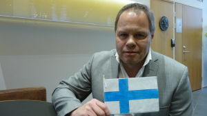 Mikael Bernas Rektor Mikael Bernas i Yttermark skola sitter med finska flaggan i handen.