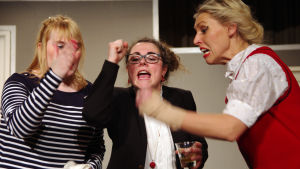 Danielle Engström, Marie Rosenberg och Gita Nylund. AV-teaterns pjäs Skvaller.