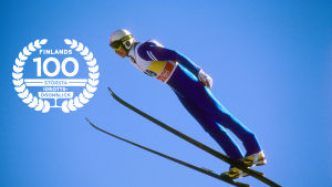 Matti Nykänen, med logon för Finlands 100 största idrottsögonblick.
