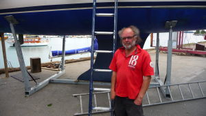 Roger Othman berättar att man vid varvet i Dalsbruk jobbat länge för att bli ett auktoriserat servicevarv för Swanbåtar. En man vid upptagen segelbåt.