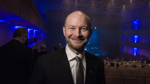 - Det här visar slutgiltigt att den obligatoriska svenskans tidevarv är förbi, säger kulturminister Sampo Terho. Sampo Terho ler brett.