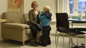Tiina Salonen och Lenni, 4. Att följa med till mammas jobb var roligt, tyckte 4-årige Lenni Salonen.