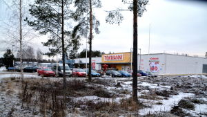 Här kommer kanske i framtiden at finnas plats för fler bilar. Ödetomt framför parkeringsplats