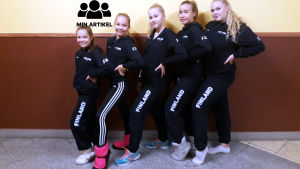 Hela dansgruppen från Energy dance center i Liberec. Fem unga dansare står på rad mot en vägg.