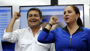 Juan Orlando Hernándes utropade sig redan tidigt efter att vallkolaerna hade stängt till vinnare. Några timmar senare visade de första resultaten att han låg under Nasralla med över fem procent. Honduras president Juan Orlando Hernándes firar vad han uppger är en valseger med sin fru Ana Garcia de Hernándes.
