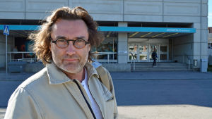 Erik Söderblom står för regin av Daniel Hjort vid Åbo svenska teater. Erik Söderblom, ny chef för Esbo stadsteater, poserar framför Mediahuset.